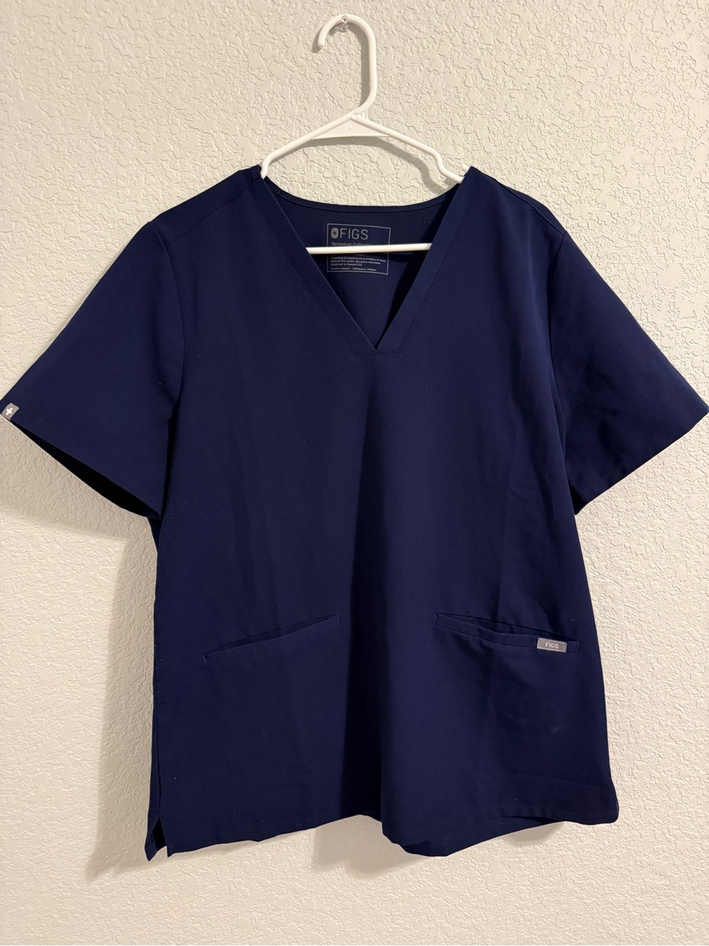 Figs Casma Three-Pocket Scrub Top V-Neck Scrub Top in Navy Size XL